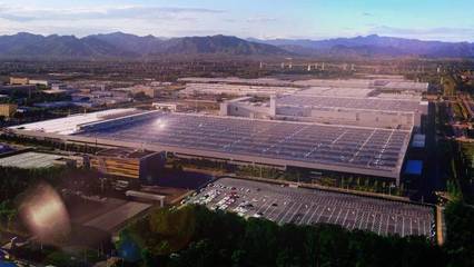 全新EQE開啟奔馳電動新紀元，百年豪華品牌如何突破科技次元壁？